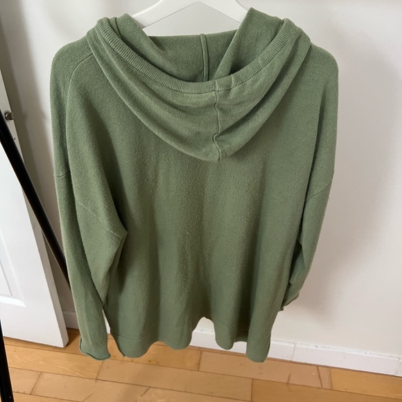 Soft green hooded sweater - Picture 2 of 4